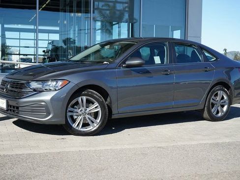 Used 2024 Volkswagen Jetta SE image 4