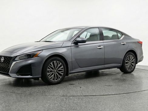 Used 2025 Nissan Altima 2.5 SV FWD image 3