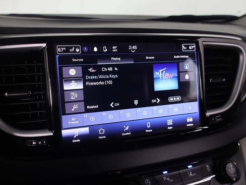 Used 2023 Chrysler Pacifica Touring-L FWD image 43