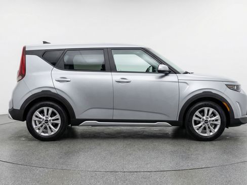 Used 2025 Kia Soul LX w/ LX Technology Package image 11