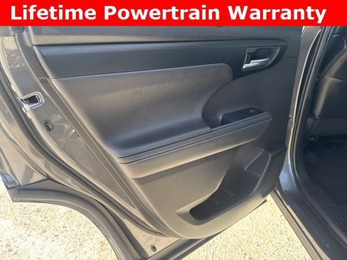 Used 2024 Toyota Highlander XLE image 29