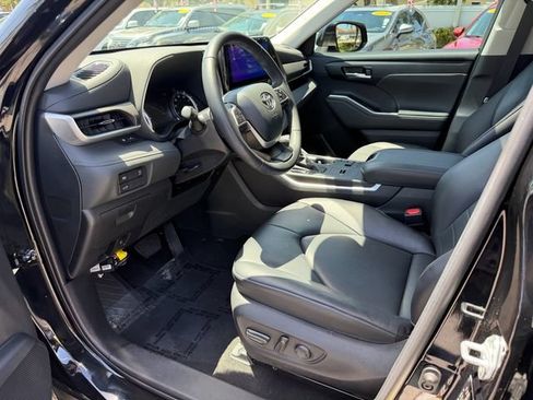 Used 2023 Toyota Highlander XLE FWD image 11
