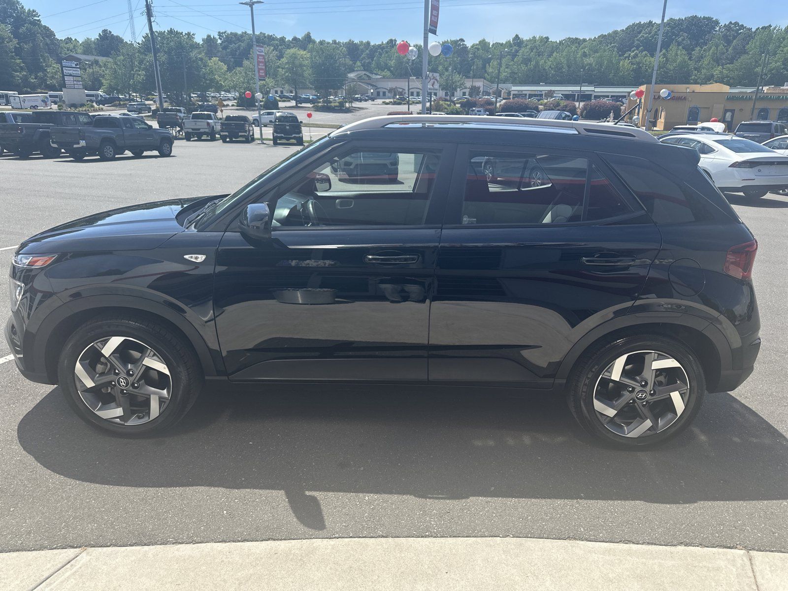 Used 2025 Hyundai Venue SEL FWD image 5