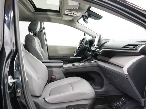 Used 2022 Toyota Sienna XLE AWD/4WD image 11