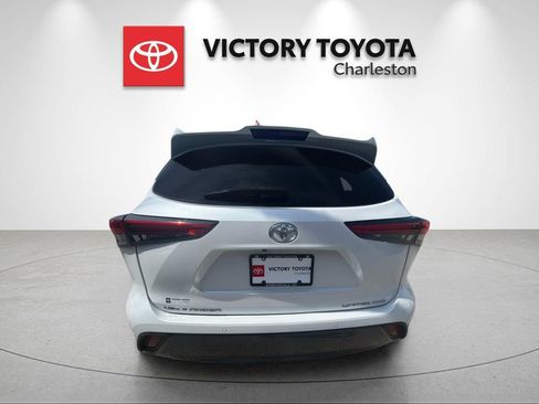 Used 2022 Toyota Highlander Limited AWD/4WD image 4
