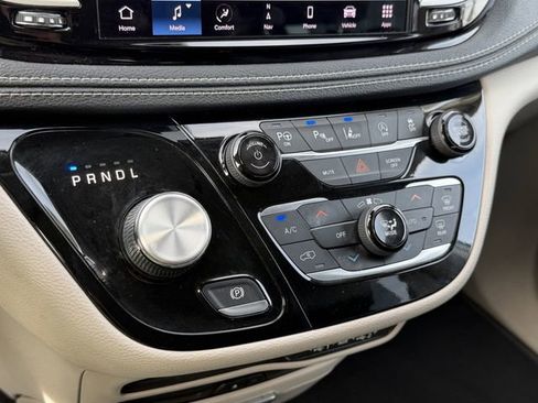 Used 2022 Chrysler Pacifica Touring-L w/ Uconnect Theater Family Group image 22
