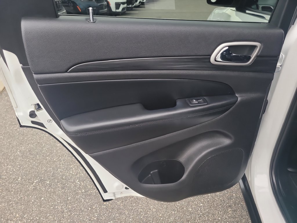 Used 2020 Jeep Grand Cherokee Laredo AWD/4WD image 11
