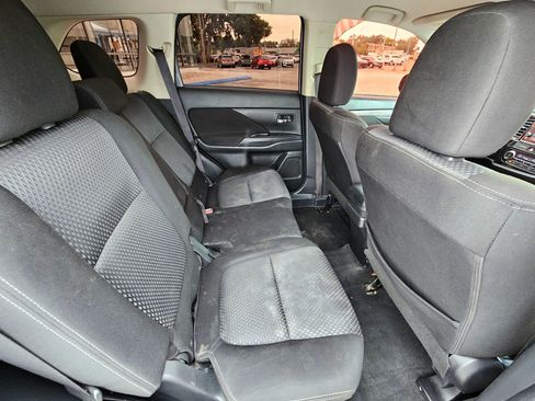 Used 2018 Mitsubishi Outlander SE FWD image 11