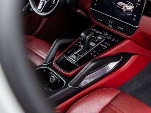 Certified 2023 Porsche Cayenne Turbo AWD/4WD image 32