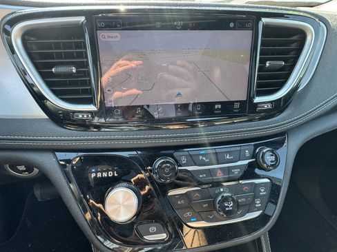 Used 2025 Chrysler Pacifica Limited FWD image 29