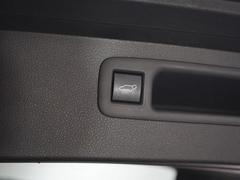 Used 2023 Toyota Highlander LE image 11