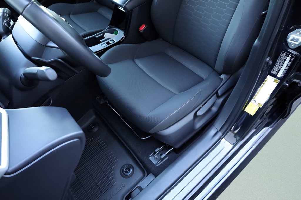 Certified 2025 Toyota Corolla SE w/ SE Package FWD image 20