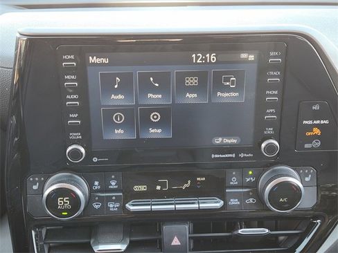 Used 2021 Toyota Highlander XLE image 12