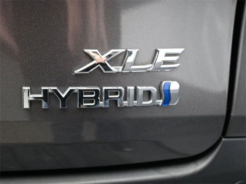 Used 2022 Toyota Sienna XLE image 6