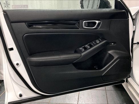 Used 2023 Honda Civic Touring image 9
