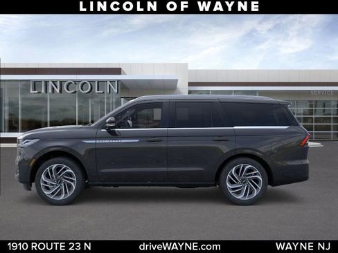 Used 2026 Lincoln Navigator Reserve image 3
