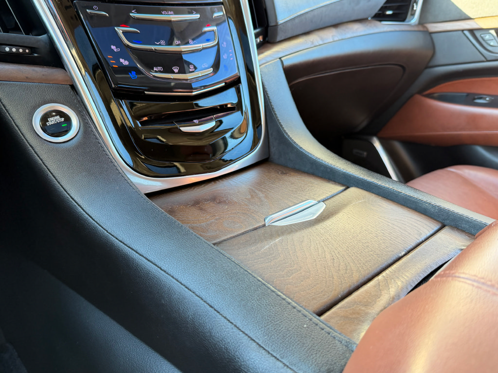 Used 2019 Cadillac Escalade Premium Luxury AWD/4WD image 17