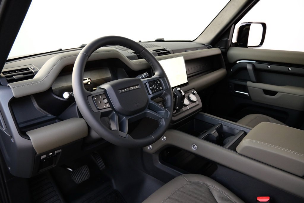 Used 2025 Land Rover Defender 110 X-Dynamic SE AWD/4WD image 2