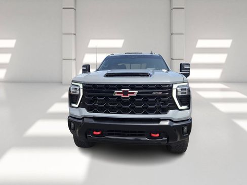 Used 2024 Chevrolet Silverado 2500 ZR2 w/ Technology Package AWD/4WD image 2