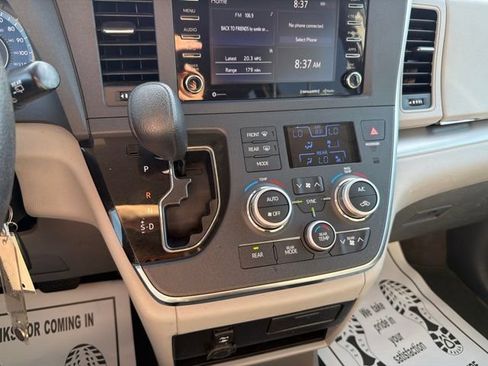 Used 2018 Toyota Sienna LE w/ Carpet Mat Package AWD/4WD image 32