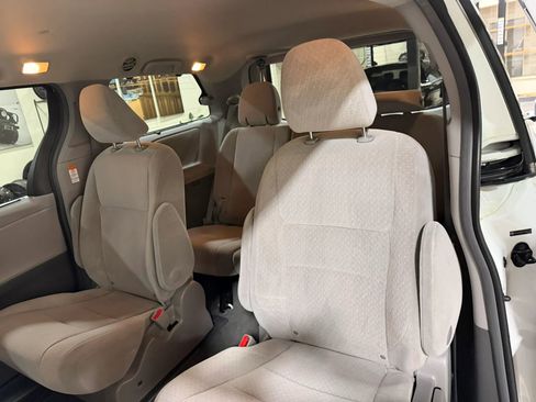 Used 2015 Toyota Sienna LE AWD/4WD image 30