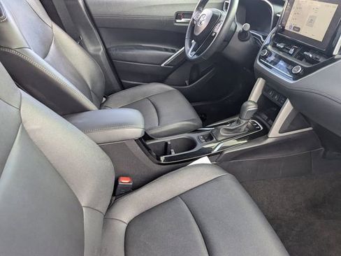 Used 2025 Toyota Corolla Cross XLE image 11