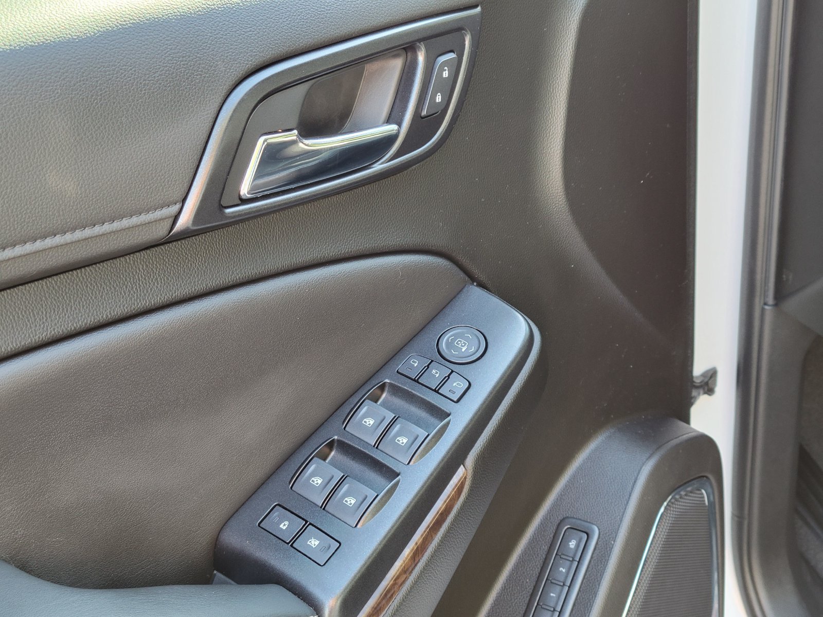 Used 2019 Chevrolet Suburban LT w/ Luxury Package AWD/4WD image 8