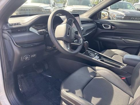Used 2025 Jeep Compass Latitude w/ Altitude Special Edition AWD/4WD image 18
