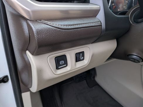 Used 2018 GMC Acadia Denali w/ Technology Package FWD image 13