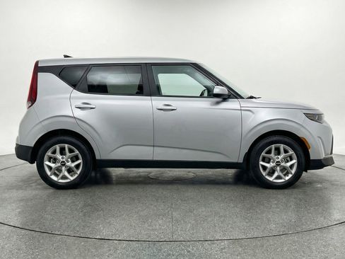 Used 2025 Kia Soul LX w/ LX Technology Package FWD image 11