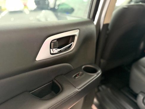 Used 2020 Nissan Pathfinder SV image 29