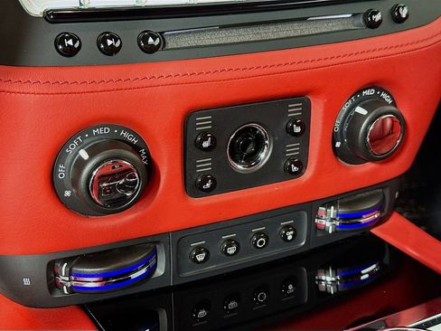 Used 2018 Rolls-Royce Dawn RWD image 13