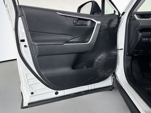 Used 2019 Toyota RAV4 LE w/ Carpet Mat Package image 20