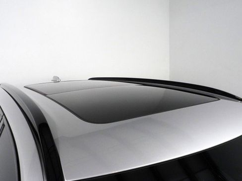 Used 2022 Volvo XC90 T8 R-Design w/ Advanced Package image 4