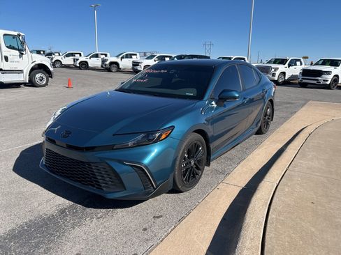 Used 2025 Toyota Camry SE w/ Convenience Package image 1
