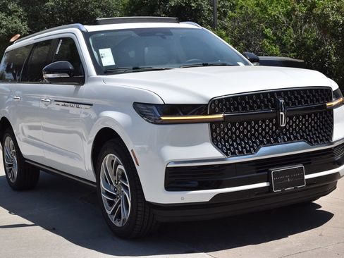 New 2026 Lincoln Navigator L Reserve AWD/4WD image 3