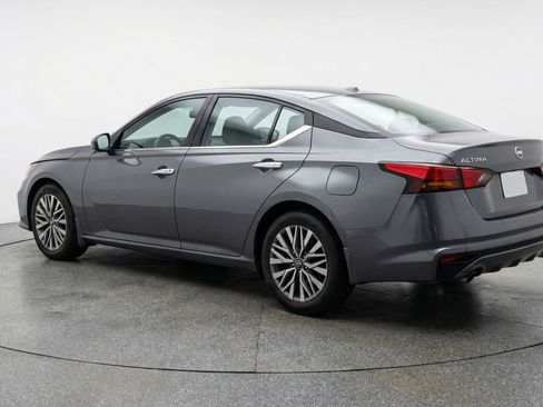 Used 2025 Nissan Altima 2.5 SV image 6