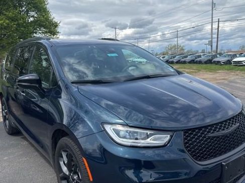 Used 2023 Chrysler Pacifica Limited w/ Uconnect Theater Family Group AWD/4WD image 6