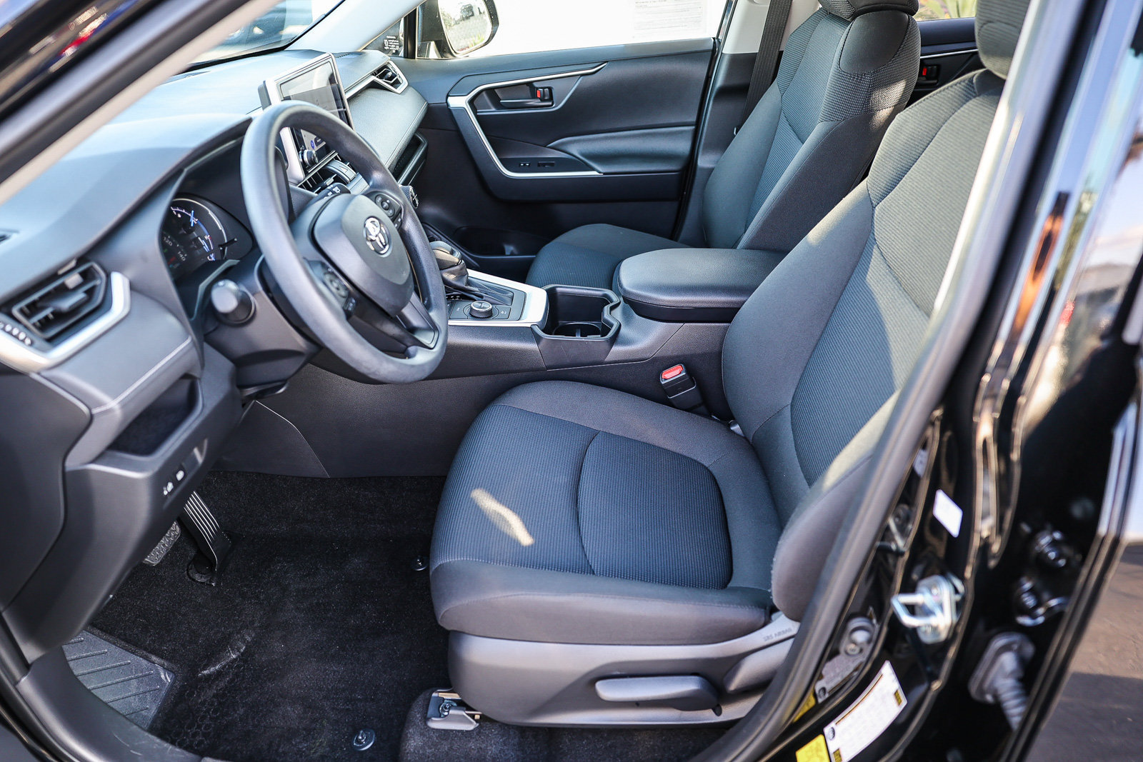 Used 2025 Toyota RAV4 LE AWD/4WD image 9