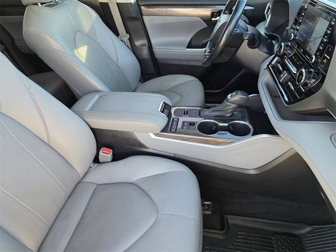 Used 2021 Toyota Highlander Limited image 11