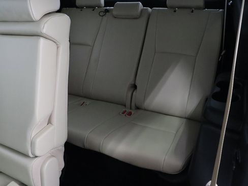 Used 2023 Toyota Highlander Limited FWD image 34