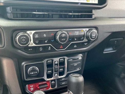 New 2025 Jeep Gladiator Willys image 17