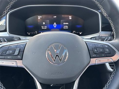 Certified 2025 Volkswagen Taos SE w/ Panoramic Sunroof Package image 17