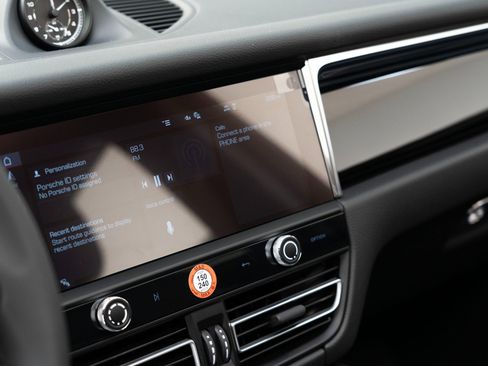 Certified 2026 Porsche Macan AWD/4WD image 25