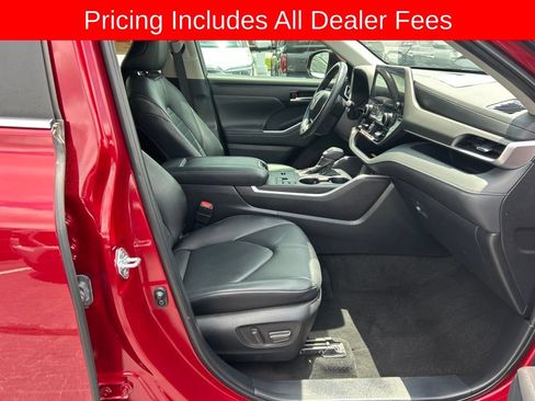 Used 2024 Toyota Highlander XLE FWD image 24