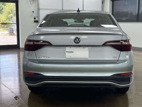 Used 2024 Volkswagen Jetta SE FWD image 6
