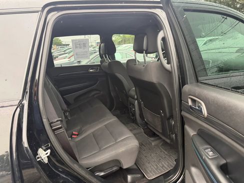 Used 2019 Jeep Grand Cherokee Laredo AWD/4WD image 13