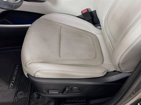 Used 2023 Hyundai Tucson Limited w/ Winter Package FWD image 24