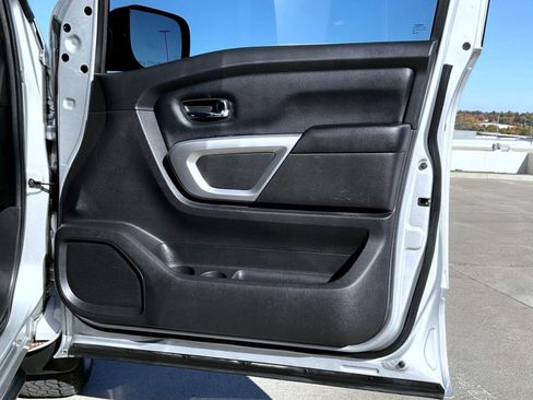 Used 2018 Nissan Titan SV w/ SV Convenience Package image 17