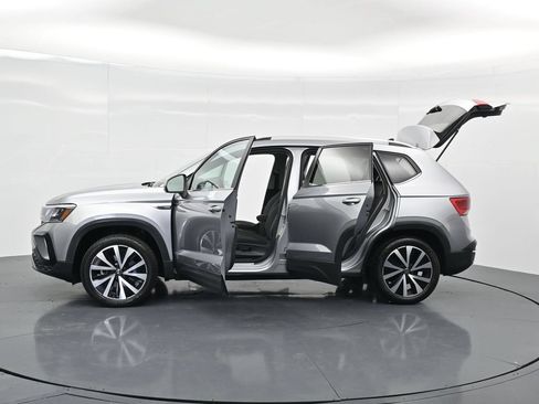 Used 2024 Volkswagen Taos SE FWD image 19